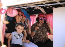 Photobus Kiralama photobus kiralama 8 İzmir Organizasyon Photobus kiralama hizmetiyle organizasyonlarınıza renk katmaya ne dersiniz? Düğün organizasyonu, piknik organizasyonu ve aile günü etkinlikleri, doğum günü organizasyonu, kurumsal organizasyonlar, şirket içi eğlence organizasyonları, özel parti etkinlikleri ve daha pek çok organizasyonda yer verebileceğiniz photobus ile farklı temalar ve konseptleri sizlerle buluşturuyoruz. Vintage temalı, sonbahar konseptli ya da yaza yakışan rengarenk materyallerle fotoğraflarınıza eğlence katıyoruz. Çekilen fotoğraflarınızı istediğiniz sayıda çoğaltıyor ve sizlere unutulmayacak hatıralar bırakıyoruz. Gösterişli gözlükler, komik şapkalar, peruklar ve farklı aksesuarlarla sizleri eğlenceli hallere sokuyoruz. Belirttiğimiz aksesuarlar dışında temaya uygun materyallerle farklı çalışmalar ortaya çıkarıyoruz. Çekildiğiniz fotoğrafları dakikalar sonrasında size istediğiniz sayıda hazırlıyor ve teslim ediyoruz. Organizasyonlarınızın temasına göre fotoğraf kartlarında kullanacağımız baskı tasarımlarını özel olarak hazırlıyor ve kurumsal kimliğinizi yansıtan logolarınıza fotoğraf kartlarının uygun noktasında yer veriyoruz. 15 yılı aşkın organizasyon deneyimi ve %100 müşteri memnuniyeti ilkesiyle sektörün öncü firmalarından biri olmayı başaran İzmir Organizasyon şirketimize ulaşarak photobus kiralama hizmeti hakkında bilgi alabilirsiniz. Photobus Kiralama