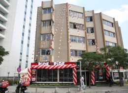 Pide by Pide Bayraklı Açılış Organizasyonu pide by pide bayrakli acilis organizasyonu 1 İzmir Organizasyon Pide by Pide Bayraklı açılış organizasyonu ile İzmir Organizasyon şirketimiz ses getiren bir açılış organizasyonuna imza attı. 2004 yılından bugüne organizasyon sektöründe hizmet veren İzmir Organizasyon şirketimiz bugüne kadar birçok organizasyona ev sahipliği yapmış ve yapmaya devam etmektedir. Açılış organizasyonu, AVM etkinlikleri, mağaza kampanya ve promosyon dönemleri vb. etkinliklerde hizmet veren İzmir Organizasyon şirketimiz %100 müşteri memnuniyeti ilkesini hedeflemektedir. Pide by Pide açılış organizasyonu için daha önceki çalışmalarımızdan da yola çıkarak neler yapılabileceği üzerine görüşmelerimiz bir süre devam etti. Çorum, Edremit, Antalya, İstanbul ve daha pek çok farklı şehirde balon süsleme hizmetlerini üstlendiğimiz firmanın, bu kez de İzmir Bayraklı'da ki açılış organizasyonunu üstlendik ve dikkat çeken bir organizasyon gerçekleştirdik. Pide by Pide Bayraklı açılış organizasyonu için firmanın kurumsal renklerini yansıtan kırmızı ve beyaz tonlarda balon ve bayrak süslemeler, reklam römorku, broşür dağıtımı, ses sistemi, ajans hizmetleri gibi tüm etkinliklere kalabalık bir ekiple yer verdik. Açılış Organizasyonu