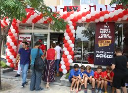 Pide by Pide Bayraklı Açılış Organizasyonu pide by pide bayrakli acilis organizasyonu 10 İzmir Organizasyon Pide by Pide Bayraklı açılış organizasyonu ile İzmir Organizasyon şirketimiz ses getiren bir açılış organizasyonuna imza attı. 2004 yılından bugüne organizasyon sektöründe hizmet veren İzmir Organizasyon şirketimiz bugüne kadar birçok organizasyona ev sahipliği yapmış ve yapmaya devam etmektedir. Açılış organizasyonu, AVM etkinlikleri, mağaza kampanya ve promosyon dönemleri vb. etkinliklerde hizmet veren İzmir Organizasyon şirketimiz %100 müşteri memnuniyeti ilkesini hedeflemektedir. Pide by Pide açılış organizasyonu için daha önceki çalışmalarımızdan da yola çıkarak neler yapılabileceği üzerine görüşmelerimiz bir süre devam etti. Çorum, Edremit, Antalya, İstanbul ve daha pek çok farklı şehirde balon süsleme hizmetlerini üstlendiğimiz firmanın, bu kez de İzmir Bayraklı'da ki açılış organizasyonunu üstlendik ve dikkat çeken bir organizasyon gerçekleştirdik. Pide by Pide Bayraklı açılış organizasyonu için firmanın kurumsal renklerini yansıtan kırmızı ve beyaz tonlarda balon ve bayrak süslemeler, reklam römorku, broşür dağıtımı, ses sistemi, ajans hizmetleri gibi tüm etkinliklere kalabalık bir ekiple yer verdik. İzmir Açılış Organizasyonu