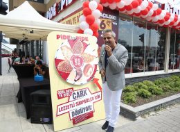 Pide by Pide Bayraklı Açılış Organizasyonu pide by pide bayrakli acilis organizasyonu 12 İzmir Organizasyon Pide by Pide Bayraklı açılış organizasyonu ile İzmir Organizasyon şirketimiz ses getiren bir açılış organizasyonuna imza attı. 2004 yılından bugüne organizasyon sektöründe hizmet veren İzmir Organizasyon şirketimiz bugüne kadar birçok organizasyona ev sahipliği yapmış ve yapmaya devam etmektedir. Açılış organizasyonu, AVM etkinlikleri, mağaza kampanya ve promosyon dönemleri vb. etkinliklerde hizmet veren İzmir Organizasyon şirketimiz %100 müşteri memnuniyeti ilkesini hedeflemektedir. Pide by Pide açılış organizasyonu için daha önceki çalışmalarımızdan da yola çıkarak neler yapılabileceği üzerine görüşmelerimiz bir süre devam etti. Çorum, Edremit, Antalya, İstanbul ve daha pek çok farklı şehirde balon süsleme hizmetlerini üstlendiğimiz firmanın, bu kez de İzmir Bayraklı'da ki açılış organizasyonunu üstlendik ve dikkat çeken bir organizasyon gerçekleştirdik. Pide by Pide Bayraklı açılış organizasyonu için firmanın kurumsal renklerini yansıtan kırmızı ve beyaz tonlarda balon ve bayrak süslemeler, reklam römorku, broşür dağıtımı, ses sistemi, ajans hizmetleri gibi tüm etkinliklere kalabalık bir ekiple yer verdik. Çarkıfelek Kiralama