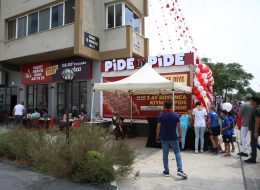 Pide by Pide Bayraklı Açılış Organizasyonu pide by pide bayrakli acilis organizasyonu 13 İzmir Organizasyon Pide by Pide Bayraklı açılış organizasyonu ile İzmir Organizasyon şirketimiz ses getiren bir açılış organizasyonuna imza attı. 2004 yılından bugüne organizasyon sektöründe hizmet veren İzmir Organizasyon şirketimiz bugüne kadar birçok organizasyona ev sahipliği yapmış ve yapmaya devam etmektedir. Açılış organizasyonu, AVM etkinlikleri, mağaza kampanya ve promosyon dönemleri vb. etkinliklerde hizmet veren İzmir Organizasyon şirketimiz %100 müşteri memnuniyeti ilkesini hedeflemektedir. Pide by Pide açılış organizasyonu için daha önceki çalışmalarımızdan da yola çıkarak neler yapılabileceği üzerine görüşmelerimiz bir süre devam etti. Çorum, Edremit, Antalya, İstanbul ve daha pek çok farklı şehirde balon süsleme hizmetlerini üstlendiğimiz firmanın, bu kez de İzmir Bayraklı'da ki açılış organizasyonunu üstlendik ve dikkat çeken bir organizasyon gerçekleştirdik. Pide by Pide Bayraklı açılış organizasyonu için firmanın kurumsal renklerini yansıtan kırmızı ve beyaz tonlarda balon ve bayrak süslemeler, reklam römorku, broşür dağıtımı, ses sistemi, ajans hizmetleri gibi tüm etkinliklere kalabalık bir ekiple yer verdik. Açılış Organizasyonu Ekipman Kiralama