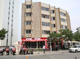 Pide by Pide Bayraklı Açılış Organizasyonu pide by pide bayrakli acilis organizasyonu 14 İzmir Organizasyon Pide by Pide Bayraklı açılış organizasyonu ile İzmir Organizasyon şirketimiz ses getiren bir açılış organizasyonuna imza attı. 2004 yılından bugüne organizasyon sektöründe hizmet veren İzmir Organizasyon şirketimiz bugüne kadar birçok organizasyona ev sahipliği yapmış ve yapmaya devam etmektedir. Açılış organizasyonu, AVM etkinlikleri, mağaza kampanya ve promosyon dönemleri vb. etkinliklerde hizmet veren İzmir Organizasyon şirketimiz %100 müşteri memnuniyeti ilkesini hedeflemektedir. Pide by Pide açılış organizasyonu için daha önceki çalışmalarımızdan da yola çıkarak neler yapılabileceği üzerine görüşmelerimiz bir süre devam etti. Çorum, Edremit, Antalya, İstanbul ve daha pek çok farklı şehirde balon süsleme hizmetlerini üstlendiğimiz firmanın, bu kez de İzmir Bayraklı'da ki açılış organizasyonunu üstlendik ve dikkat çeken bir organizasyon gerçekleştirdik. Pide by Pide Bayraklı açılış organizasyonu için firmanın kurumsal renklerini yansıtan kırmızı ve beyaz tonlarda balon ve bayrak süslemeler, reklam römorku, broşür dağıtımı, ses sistemi, ajans hizmetleri gibi tüm etkinliklere kalabalık bir ekiple yer verdik. Bayrak Süsleme