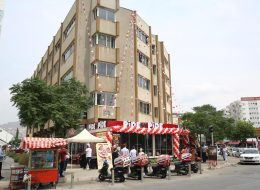 Pide by Pide Bayraklı Açılış Organizasyonu pide by pide bayrakli acilis organizasyonu 15 İzmir Organizasyon Pide by Pide Bayraklı açılış organizasyonu ile İzmir Organizasyon şirketimiz ses getiren bir açılış organizasyonuna imza attı. 2004 yılından bugüne organizasyon sektöründe hizmet veren İzmir Organizasyon şirketimiz bugüne kadar birçok organizasyona ev sahipliği yapmış ve yapmaya devam etmektedir. Açılış organizasyonu, AVM etkinlikleri, mağaza kampanya ve promosyon dönemleri vb. etkinliklerde hizmet veren İzmir Organizasyon şirketimiz %100 müşteri memnuniyeti ilkesini hedeflemektedir. Pide by Pide açılış organizasyonu için daha önceki çalışmalarımızdan da yola çıkarak neler yapılabileceği üzerine görüşmelerimiz bir süre devam etti. Çorum, Edremit, Antalya, İstanbul ve daha pek çok farklı şehirde balon süsleme hizmetlerini üstlendiğimiz firmanın, bu kez de İzmir Bayraklı'da ki açılış organizasyonunu üstlendik ve dikkat çeken bir organizasyon gerçekleştirdik. Pide by Pide Bayraklı açılış organizasyonu için firmanın kurumsal renklerini yansıtan kırmızı ve beyaz tonlarda balon ve bayrak süslemeler, reklam römorku, broşür dağıtımı, ses sistemi, ajans hizmetleri gibi tüm etkinliklere kalabalık bir ekiple yer verdik. Üçgen Bayrak Süsleme