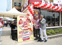Pide by Pide Bayraklı Açılış Organizasyonu pide by pide bayrakli acilis organizasyonu 16 İzmir Organizasyon Pide by Pide Bayraklı açılış organizasyonu ile İzmir Organizasyon şirketimiz ses getiren bir açılış organizasyonuna imza attı. 2004 yılından bugüne organizasyon sektöründe hizmet veren İzmir Organizasyon şirketimiz bugüne kadar birçok organizasyona ev sahipliği yapmış ve yapmaya devam etmektedir. Açılış organizasyonu, AVM etkinlikleri, mağaza kampanya ve promosyon dönemleri vb. etkinliklerde hizmet veren İzmir Organizasyon şirketimiz %100 müşteri memnuniyeti ilkesini hedeflemektedir. Pide by Pide açılış organizasyonu için daha önceki çalışmalarımızdan da yola çıkarak neler yapılabileceği üzerine görüşmelerimiz bir süre devam etti. Çorum, Edremit, Antalya, İstanbul ve daha pek çok farklı şehirde balon süsleme hizmetlerini üstlendiğimiz firmanın, bu kez de İzmir Bayraklı'da ki açılış organizasyonunu üstlendik ve dikkat çeken bir organizasyon gerçekleştirdik. Pide by Pide Bayraklı açılış organizasyonu için firmanın kurumsal renklerini yansıtan kırmızı ve beyaz tonlarda balon ve bayrak süslemeler, reklam römorku, broşür dağıtımı, ses sistemi, ajans hizmetleri gibi tüm etkinliklere kalabalık bir ekiple yer verdik. Çarkıfelek Kiralama