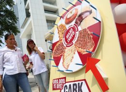 Pide by Pide Bayraklı Açılış Organizasyonu pide by pide bayrakli acilis organizasyonu 17 İzmir Organizasyon Pide by Pide Bayraklı açılış organizasyonu ile İzmir Organizasyon şirketimiz ses getiren bir açılış organizasyonuna imza attı. 2004 yılından bugüne organizasyon sektöründe hizmet veren İzmir Organizasyon şirketimiz bugüne kadar birçok organizasyona ev sahipliği yapmış ve yapmaya devam etmektedir. Açılış organizasyonu, AVM etkinlikleri, mağaza kampanya ve promosyon dönemleri vb. etkinliklerde hizmet veren İzmir Organizasyon şirketimiz %100 müşteri memnuniyeti ilkesini hedeflemektedir. Pide by Pide açılış organizasyonu için daha önceki çalışmalarımızdan da yola çıkarak neler yapılabileceği üzerine görüşmelerimiz bir süre devam etti. Çorum, Edremit, Antalya, İstanbul ve daha pek çok farklı şehirde balon süsleme hizmetlerini üstlendiğimiz firmanın, bu kez de İzmir Bayraklı'da ki açılış organizasyonunu üstlendik ve dikkat çeken bir organizasyon gerçekleştirdik. Pide by Pide Bayraklı açılış organizasyonu için firmanın kurumsal renklerini yansıtan kırmızı ve beyaz tonlarda balon ve bayrak süslemeler, reklam römorku, broşür dağıtımı, ses sistemi, ajans hizmetleri gibi tüm etkinliklere kalabalık bir ekiple yer verdik. Çarkıfelek Oyunu Kiralama