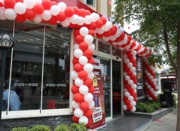 Pide by Pide Bayraklı Açılış Organizasyonu pide by pide bayrakli acilis organizasyonu 18 İzmir Organizasyon Pide by Pide Bayraklı açılış organizasyonu ile İzmir Organizasyon şirketimiz ses getiren bir açılış organizasyonuna imza attı. 2004 yılından bugüne organizasyon sektöründe hizmet veren İzmir Organizasyon şirketimiz bugüne kadar birçok organizasyona ev sahipliği yapmış ve yapmaya devam etmektedir. Açılış organizasyonu, AVM etkinlikleri, mağaza kampanya ve promosyon dönemleri vb. etkinliklerde hizmet veren İzmir Organizasyon şirketimiz %100 müşteri memnuniyeti ilkesini hedeflemektedir. Pide by Pide açılış organizasyonu için daha önceki çalışmalarımızdan da yola çıkarak neler yapılabileceği üzerine görüşmelerimiz bir süre devam etti. Çorum, Edremit, Antalya, İstanbul ve daha pek çok farklı şehirde balon süsleme hizmetlerini üstlendiğimiz firmanın, bu kez de İzmir Bayraklı'da ki açılış organizasyonunu üstlendik ve dikkat çeken bir organizasyon gerçekleştirdik. Pide by Pide Bayraklı açılış organizasyonu için firmanın kurumsal renklerini yansıtan kırmızı ve beyaz tonlarda balon ve bayrak süslemeler, reklam römorku, broşür dağıtımı, ses sistemi, ajans hizmetleri gibi tüm etkinliklere kalabalık bir ekiple yer verdik. Zincir Balon Süsleme