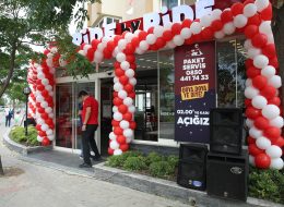 Pide by Pide Bayraklı Açılış Organizasyonu pide by pide bayrakli acilis organizasyonu 2 İzmir Organizasyon Pide by Pide Bayraklı açılış organizasyonu ile İzmir Organizasyon şirketimiz ses getiren bir açılış organizasyonuna imza attı. 2004 yılından bugüne organizasyon sektöründe hizmet veren İzmir Organizasyon şirketimiz bugüne kadar birçok organizasyona ev sahipliği yapmış ve yapmaya devam etmektedir. Açılış organizasyonu, AVM etkinlikleri, mağaza kampanya ve promosyon dönemleri vb. etkinliklerde hizmet veren İzmir Organizasyon şirketimiz %100 müşteri memnuniyeti ilkesini hedeflemektedir. Pide by Pide açılış organizasyonu için daha önceki çalışmalarımızdan da yola çıkarak neler yapılabileceği üzerine görüşmelerimiz bir süre devam etti. Çorum, Edremit, Antalya, İstanbul ve daha pek çok farklı şehirde balon süsleme hizmetlerini üstlendiğimiz firmanın, bu kez de İzmir Bayraklı'da ki açılış organizasyonunu üstlendik ve dikkat çeken bir organizasyon gerçekleştirdik. Pide by Pide Bayraklı açılış organizasyonu için firmanın kurumsal renklerini yansıtan kırmızı ve beyaz tonlarda balon ve bayrak süslemeler, reklam römorku, broşür dağıtımı, ses sistemi, ajans hizmetleri gibi tüm etkinliklere kalabalık bir ekiple yer verdik. İzmir Açılış Organizasyonu