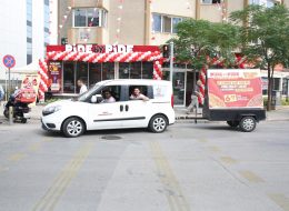 Pide by Pide Bayraklı Açılış Organizasyonu pide by pide bayrakli acilis organizasyonu İzmir Organizasyon Pide by Pide Bayraklı açılış organizasyonu ile İzmir Organizasyon şirketimiz ses getiren bir açılış organizasyonuna imza attı. 2004 yılından bugüne organizasyon sektöründe hizmet veren İzmir Organizasyon şirketimiz bugüne kadar birçok organizasyona ev sahipliği yapmış ve yapmaya devam etmektedir. Açılış organizasyonu, AVM etkinlikleri, mağaza kampanya ve promosyon dönemleri vb. etkinliklerde hizmet veren İzmir Organizasyon şirketimiz %100 müşteri memnuniyeti ilkesini hedeflemektedir. Pide by Pide açılış organizasyonu için daha önceki çalışmalarımızdan da yola çıkarak neler yapılabileceği üzerine görüşmelerimiz bir süre devam etti. Çorum, Edremit, Antalya, İstanbul ve daha pek çok farklı şehirde balon süsleme hizmetlerini üstlendiğimiz firmanın, bu kez de İzmir Bayraklı'da ki açılış organizasyonunu üstlendik ve dikkat çeken bir organizasyon gerçekleştirdik. Pide by Pide Bayraklı açılış organizasyonu için firmanın kurumsal renklerini yansıtan kırmızı ve beyaz tonlarda balon ve bayrak süslemeler, reklam römorku, broşür dağıtımı, ses sistemi, ajans hizmetleri gibi tüm etkinliklere kalabalık bir ekiple yer verdik. İzmir Reklam Römorku Kiralama