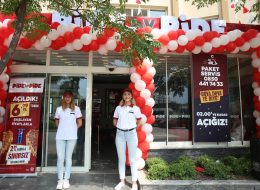 Pide by Pide Bayraklı Açılış Organizasyonu pide by pide bayrakli acilis organizasyonu 3 İzmir Organizasyon Pide by Pide Bayraklı açılış organizasyonu ile İzmir Organizasyon şirketimiz ses getiren bir açılış organizasyonuna imza attı. 2004 yılından bugüne organizasyon sektöründe hizmet veren İzmir Organizasyon şirketimiz bugüne kadar birçok organizasyona ev sahipliği yapmış ve yapmaya devam etmektedir. Açılış organizasyonu, AVM etkinlikleri, mağaza kampanya ve promosyon dönemleri vb. etkinliklerde hizmet veren İzmir Organizasyon şirketimiz %100 müşteri memnuniyeti ilkesini hedeflemektedir. Pide by Pide açılış organizasyonu için daha önceki çalışmalarımızdan da yola çıkarak neler yapılabileceği üzerine görüşmelerimiz bir süre devam etti. Çorum, Edremit, Antalya, İstanbul ve daha pek çok farklı şehirde balon süsleme hizmetlerini üstlendiğimiz firmanın, bu kez de İzmir Bayraklı'da ki açılış organizasyonunu üstlendik ve dikkat çeken bir organizasyon gerçekleştirdik. Pide by Pide Bayraklı açılış organizasyonu için firmanın kurumsal renklerini yansıtan kırmızı ve beyaz tonlarda balon ve bayrak süslemeler, reklam römorku, broşür dağıtımı, ses sistemi, ajans hizmetleri gibi tüm etkinliklere kalabalık bir ekiple yer verdik. Karşılama Hostesi Kiralama