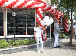 Pide by Pide Bayraklı Açılış Organizasyonu pide by pide bayrakli acilis organizasyonu 4 İzmir Organizasyon Pide by Pide Bayraklı açılış organizasyonu ile İzmir Organizasyon şirketimiz ses getiren bir açılış organizasyonuna imza attı. 2004 yılından bugüne organizasyon sektöründe hizmet veren İzmir Organizasyon şirketimiz bugüne kadar birçok organizasyona ev sahipliği yapmış ve yapmaya devam etmektedir. Açılış organizasyonu, AVM etkinlikleri, mağaza kampanya ve promosyon dönemleri vb. etkinliklerde hizmet veren İzmir Organizasyon şirketimiz %100 müşteri memnuniyeti ilkesini hedeflemektedir. Pide by Pide açılış organizasyonu için daha önceki çalışmalarımızdan da yola çıkarak neler yapılabileceği üzerine görüşmelerimiz bir süre devam etti. Çorum, Edremit, Antalya, İstanbul ve daha pek çok farklı şehirde balon süsleme hizmetlerini üstlendiğimiz firmanın, bu kez de İzmir Bayraklı'da ki açılış organizasyonunu üstlendik ve dikkat çeken bir organizasyon gerçekleştirdik. Pide by Pide Bayraklı açılış organizasyonu için firmanın kurumsal renklerini yansıtan kırmızı ve beyaz tonlarda balon ve bayrak süslemeler, reklam römorku, broşür dağıtımı, ses sistemi, ajans hizmetleri gibi tüm etkinliklere kalabalık bir ekiple yer verdik. Baskılı Balon Dağıtımı İzmir