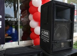 Pide by Pide Bayraklı Açılış Organizasyonu pide by pide bayrakli acilis organizasyonu 5 İzmir Organizasyon Pide by Pide Bayraklı açılış organizasyonu ile İzmir Organizasyon şirketimiz ses getiren bir açılış organizasyonuna imza attı. 2004 yılından bugüne organizasyon sektöründe hizmet veren İzmir Organizasyon şirketimiz bugüne kadar birçok organizasyona ev sahipliği yapmış ve yapmaya devam etmektedir. Açılış organizasyonu, AVM etkinlikleri, mağaza kampanya ve promosyon dönemleri vb. etkinliklerde hizmet veren İzmir Organizasyon şirketimiz %100 müşteri memnuniyeti ilkesini hedeflemektedir. Pide by Pide açılış organizasyonu için daha önceki çalışmalarımızdan da yola çıkarak neler yapılabileceği üzerine görüşmelerimiz bir süre devam etti. Çorum, Edremit, Antalya, İstanbul ve daha pek çok farklı şehirde balon süsleme hizmetlerini üstlendiğimiz firmanın, bu kez de İzmir Bayraklı'da ki açılış organizasyonunu üstlendik ve dikkat çeken bir organizasyon gerçekleştirdik. Pide by Pide Bayraklı açılış organizasyonu için firmanın kurumsal renklerini yansıtan kırmızı ve beyaz tonlarda balon ve bayrak süslemeler, reklam römorku, broşür dağıtımı, ses sistemi, ajans hizmetleri gibi tüm etkinliklere kalabalık bir ekiple yer verdik. Ses Sistemi Kiralama