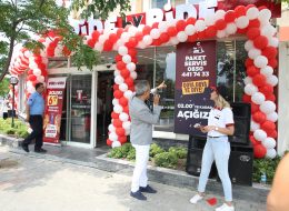 Pide by Pide Bayraklı Açılış Organizasyonu pide by pide bayrakli acilis organizasyonu 7 İzmir Organizasyon Pide by Pide Bayraklı açılış organizasyonu ile İzmir Organizasyon şirketimiz ses getiren bir açılış organizasyonuna imza attı. 2004 yılından bugüne organizasyon sektöründe hizmet veren İzmir Organizasyon şirketimiz bugüne kadar birçok organizasyona ev sahipliği yapmış ve yapmaya devam etmektedir. Açılış organizasyonu, AVM etkinlikleri, mağaza kampanya ve promosyon dönemleri vb. etkinliklerde hizmet veren İzmir Organizasyon şirketimiz %100 müşteri memnuniyeti ilkesini hedeflemektedir. Pide by Pide açılış organizasyonu için daha önceki çalışmalarımızdan da yola çıkarak neler yapılabileceği üzerine görüşmelerimiz bir süre devam etti. Çorum, Edremit, Antalya, İstanbul ve daha pek çok farklı şehirde balon süsleme hizmetlerini üstlendiğimiz firmanın, bu kez de İzmir Bayraklı'da ki açılış organizasyonunu üstlendik ve dikkat çeken bir organizasyon gerçekleştirdik. Pide by Pide Bayraklı açılış organizasyonu için firmanın kurumsal renklerini yansıtan kırmızı ve beyaz tonlarda balon ve bayrak süslemeler, reklam römorku, broşür dağıtımı, ses sistemi, ajans hizmetleri gibi tüm etkinliklere kalabalık bir ekiple yer verdik. Açılış Organizasyonu