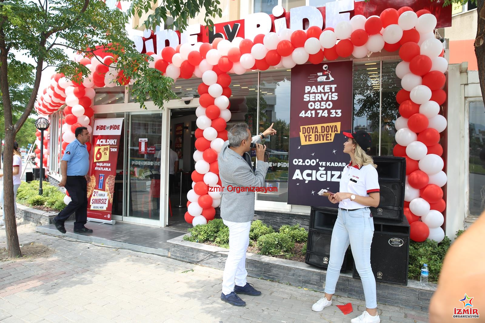 MC ve Sunucu Showman Temini pide by pide bayrakli acilis organizasyonu 7 İzmir Organizasyon Etkinliğinizin akışını şansa bırakmayın! Açılış, festival, konser, düğün ve kurumsal organizasyonlarınızda; kusursuz diksiyonu, yüksek sahne enerjisi ve etkileyici hitabetiyle kitleleri yöneten profesyonel MC ve Sunucu hizmeti. Organizasyon içeriğine ve çalışacak olan kişiye göre fiyatlar değişiklik gösterecektir. İster resmi bir protokol sunumu, ister eğlence dolu bir Showman performansı... İzmir Organizasyon bünyesindeki deneyimli moderatörlerle etkinliğinizin sesini duyurun. Açılış Organizasyonu