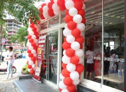 Pide by Pide Bayraklı Açılış Organizasyonu pide by pide bayrakli acilis organizasyonu 8 İzmir Organizasyon Pide by Pide Bayraklı açılış organizasyonu ile İzmir Organizasyon şirketimiz ses getiren bir açılış organizasyonuna imza attı. 2004 yılından bugüne organizasyon sektöründe hizmet veren İzmir Organizasyon şirketimiz bugüne kadar birçok organizasyona ev sahipliği yapmış ve yapmaya devam etmektedir. Açılış organizasyonu, AVM etkinlikleri, mağaza kampanya ve promosyon dönemleri vb. etkinliklerde hizmet veren İzmir Organizasyon şirketimiz %100 müşteri memnuniyeti ilkesini hedeflemektedir. Pide by Pide açılış organizasyonu için daha önceki çalışmalarımızdan da yola çıkarak neler yapılabileceği üzerine görüşmelerimiz bir süre devam etti. Çorum, Edremit, Antalya, İstanbul ve daha pek çok farklı şehirde balon süsleme hizmetlerini üstlendiğimiz firmanın, bu kez de İzmir Bayraklı'da ki açılış organizasyonunu üstlendik ve dikkat çeken bir organizasyon gerçekleştirdik. Pide by Pide Bayraklı açılış organizasyonu için firmanın kurumsal renklerini yansıtan kırmızı ve beyaz tonlarda balon ve bayrak süslemeler, reklam römorku, broşür dağıtımı, ses sistemi, ajans hizmetleri gibi tüm etkinliklere kalabalık bir ekiple yer verdik. Kapı Girişi Balon Süsleme