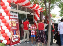 Pide by Pide Bayraklı Açılış Organizasyonu pide by pide bayrakli acilis organizasyonu 9 İzmir Organizasyon Pide by Pide Bayraklı açılış organizasyonu ile İzmir Organizasyon şirketimiz ses getiren bir açılış organizasyonuna imza attı. 2004 yılından bugüne organizasyon sektöründe hizmet veren İzmir Organizasyon şirketimiz bugüne kadar birçok organizasyona ev sahipliği yapmış ve yapmaya devam etmektedir. Açılış organizasyonu, AVM etkinlikleri, mağaza kampanya ve promosyon dönemleri vb. etkinliklerde hizmet veren İzmir Organizasyon şirketimiz %100 müşteri memnuniyeti ilkesini hedeflemektedir. Pide by Pide açılış organizasyonu için daha önceki çalışmalarımızdan da yola çıkarak neler yapılabileceği üzerine görüşmelerimiz bir süre devam etti. Çorum, Edremit, Antalya, İstanbul ve daha pek çok farklı şehirde balon süsleme hizmetlerini üstlendiğimiz firmanın, bu kez de İzmir Bayraklı'da ki açılış organizasyonunu üstlendik ve dikkat çeken bir organizasyon gerçekleştirdik. Pide by Pide Bayraklı açılış organizasyonu için firmanın kurumsal renklerini yansıtan kırmızı ve beyaz tonlarda balon ve bayrak süslemeler, reklam römorku, broşür dağıtımı, ses sistemi, ajans hizmetleri gibi tüm etkinliklere kalabalık bir ekiple yer verdik. Açılış Organizasyonu