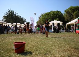 Piknik Etkinlikleri Organizasyonu piknik etkinlikleri organizasyonu 6 İzmir Organizasyon Piknik etkinlikleri organizasyonu, ilkbahar, yaz ve sonbahar mevsimlerinin vazgeçilmez planları arasında başı çeken aktivitelerden biri oluyor çoğu zaman. Kışın güneş yüzünü bizlere azıcık gösterdiğinde, birazda sıcaklıkların artması ile birlikte kendimizi doğanın içerisinde buluyoruz. Hava bize bu kıyağı yaptığında ise, sevdiklerimiz ile nefis piknik etkinlikleri ve organizasyonlarına gitmemiz için tüm şartlar hazır oluyor elbette. Özellikle de yeşili sevenler bir an önce hafta sonu gelsin diye bekler dururlar. Başta ailemiz ile geçirdiğimiz keyifli piknik etkinlikleri ve organizasyonlarının yanı sıra okul piknik organizasyonları ve şirket piknik organizasyonları da hafızamız da yer edinmiştir. Mükemmel geçmesini beklediğimiz bir hafta sonu için piknik etkinlikleri organizasyonu için hazırlıkları tamamlamak da bir o kadar önemli hale geliyor. Piknik alanına gitmeden önce ne yapılır, piknik organizasyonunda ne yenir, ne içilir, piknik alanında ne gibi oyunlar oynanır sizlere basit ama hazırlık aşaması bir o kadar heyecan verici tavsiyelerimizi sıralıyoruz. Süngerle Su Taşıma Yarışması İzmir Piknik Organizasyonu