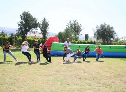 Piknik Etkinlikleri Organizasyonu piknik etkinlikleri organizasyonu 8 İzmir Organizasyon Piknik etkinlikleri organizasyonu, ilkbahar, yaz ve sonbahar mevsimlerinin vazgeçilmez planları arasında başı çeken aktivitelerden biri oluyor çoğu zaman. Kışın güneş yüzünü bizlere azıcık gösterdiğinde, birazda sıcaklıkların artması ile birlikte kendimizi doğanın içerisinde buluyoruz. Hava bize bu kıyağı yaptığında ise, sevdiklerimiz ile nefis piknik etkinlikleri ve organizasyonlarına gitmemiz için tüm şartlar hazır oluyor elbette. Özellikle de yeşili sevenler bir an önce hafta sonu gelsin diye bekler dururlar. Başta ailemiz ile geçirdiğimiz keyifli piknik etkinlikleri ve organizasyonlarının yanı sıra okul piknik organizasyonları ve şirket piknik organizasyonları da hafızamız da yer edinmiştir. Mükemmel geçmesini beklediğimiz bir hafta sonu için piknik etkinlikleri organizasyonu için hazırlıkları tamamlamak da bir o kadar önemli hale geliyor. Piknik alanına gitmeden önce ne yapılır, piknik organizasyonunda ne yenir, ne içilir, piknik alanında ne gibi oyunlar oynanır sizlere basit ama hazırlık aşaması bir o kadar heyecan verici tavsiyelerimizi sıralıyoruz. Takım Yarışmaları Piknik Organizasyonu ve Aile Günü Etkinlikleri