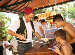 Piknik İkramları piknik ikramlari 10 İzmir Organizasyon Piknik ikramları, piknik organizasyonlarının olmazsa olmazıdır. Yediden yetmişe herkesin günler öncesinden sabırsızlıkla beklediği, bir arada olma kültürünü yansıtan, özellikle Türk toplum kültüründe önemli bir yeri olan piknikler, ‘İzmir Organizasyon’ tarafından piknik aktivite ve oyunlarından ikramlara kadar profesyonel bir ekip ve ekipmanla titizlikle organize ediliyor. Okullar için piknik organizasyonları; anasınıfı öğrencileri ve aileleri için okul, veli ve öğrenci kaynaşması adına, TEOG sınavı sonrası 6., 7. ve 8. sınıf öğrencileri için moral ve motivasyon amaçlı düzenlenir. Son sınıf öğrencileri için güzel bir uğurlama şeklinde organize edilebilir. Kurumlar ve şirketler için yeni işe başlayanların kuruma adaptasyonu, ekiplerin birbiriyle kaynaşması ve firmanın hali hazırda çalışanlarının motivasyonunu sağlamak amacıyla düzenlenebilir. Pikniği piknik yapan da hiç kuşkusuz yapılan lezzetli ikramlar. Sizler sevdiklerinizle bu eğlenceli dinlencenin keyfini çıkarıyorken, lezzetli ikramlarımız ve seçeneklerimiz de damak tadınızı şenlendirecek. Piknik organizasyonu ve piknik ikramları ile ilgili yazının devamını okuyarak fikir edinebilirsiniz. Maraş Dondurmacısı Kiralama İzmir Şirket Piknik Organizasyonu