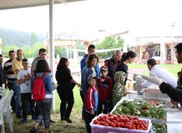 Piknik İkramları piknik ikramlari 4 İzmir Organizasyon Piknik ikramları, piknik organizasyonlarının olmazsa olmazıdır. Yediden yetmişe herkesin günler öncesinden sabırsızlıkla beklediği, bir arada olma kültürünü yansıtan, özellikle Türk toplum kültüründe önemli bir yeri olan piknikler, ‘İzmir Organizasyon’ tarafından piknik aktivite ve oyunlarından ikramlara kadar profesyonel bir ekip ve ekipmanla titizlikle organize ediliyor. Okullar için piknik organizasyonları; anasınıfı öğrencileri ve aileleri için okul, veli ve öğrenci kaynaşması adına, TEOG sınavı sonrası 6., 7. ve 8. sınıf öğrencileri için moral ve motivasyon amaçlı düzenlenir. Son sınıf öğrencileri için güzel bir uğurlama şeklinde organize edilebilir. Kurumlar ve şirketler için yeni işe başlayanların kuruma adaptasyonu, ekiplerin birbiriyle kaynaşması ve firmanın hali hazırda çalışanlarının motivasyonunu sağlamak amacıyla düzenlenebilir. Pikniği piknik yapan da hiç kuşkusuz yapılan lezzetli ikramlar. Sizler sevdiklerinizle bu eğlenceli dinlencenin keyfini çıkarıyorken, lezzetli ikramlarımız ve seçeneklerimiz de damak tadınızı şenlendirecek. Piknik organizasyonu ve piknik ikramları ile ilgili yazının devamını okuyarak fikir edinebilirsiniz. Profesyonel Servis Elemanı Kiralama ve Piknik İkramları İzmir Piknik Organizasyonu