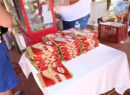 Piknik İkramları piknik ikramlari 8 İzmir Organizasyon Piknik ikramları, piknik organizasyonlarının olmazsa olmazıdır. Yediden yetmişe herkesin günler öncesinden sabırsızlıkla beklediği, bir arada olma kültürünü yansıtan, özellikle Türk toplum kültüründe önemli bir yeri olan piknikler, ‘İzmir Organizasyon’ tarafından piknik aktivite ve oyunlarından ikramlara kadar profesyonel bir ekip ve ekipmanla titizlikle organize ediliyor. Okullar için piknik organizasyonları; anasınıfı öğrencileri ve aileleri için okul, veli ve öğrenci kaynaşması adına, TEOG sınavı sonrası 6., 7. ve 8. sınıf öğrencileri için moral ve motivasyon amaçlı düzenlenir. Son sınıf öğrencileri için güzel bir uğurlama şeklinde organize edilebilir. Kurumlar ve şirketler için yeni işe başlayanların kuruma adaptasyonu, ekiplerin birbiriyle kaynaşması ve firmanın hali hazırda çalışanlarının motivasyonunu sağlamak amacıyla düzenlenebilir. Pikniği piknik yapan da hiç kuşkusuz yapılan lezzetli ikramlar. Sizler sevdiklerinizle bu eğlenceli dinlencenin keyfini çıkarıyorken, lezzetli ikramlarımız ve seçeneklerimiz de damak tadınızı şenlendirecek. Piknik organizasyonu ve piknik ikramları ile ilgili yazının devamını okuyarak fikir edinebilirsiniz. Kağıt Helvacı Kiralama Piknik Organizasyonu İzmir