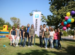 Piknik Organizasyonu piknik organizasyonu 10 İzmir Organizasyon Piknik organizasyonu, okulların, kurumların, kuruluşların ve firmaların çalışan ya da öğrenci motivasyonlarını artırmak ve adaptasyonlarını sağlamak amacıyla düzenledikleri pikniklerin, profesyonel bir organizasyon sürecine dönüştürülmesidir. Aynı zamanda, kurumların aileleriyle ortak bir etkinlik yaparak kaynaşmalarını sağlamak ve sosyal etkileşimi artırmak için de tercih edilmektedir. Özellikle bahar ve sonbahar aylarında düzenlenen piknik organizasyonları, doğanın sunduğu ferahlıkla birleşerek unutulmaz anlar yaratmaktadır. Kurumsal Piknik Organizasyonları