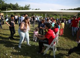 Piknik Organizasyonu piknik organizasyonu 13 İzmir Organizasyon Piknik organizasyonu, okulların, kurumların, kuruluşların ve firmaların çalışan ya da öğrenci motivasyonlarını artırmak ve adaptasyonlarını sağlamak amacıyla düzenledikleri pikniklerin, profesyonel bir organizasyon sürecine dönüştürülmesidir. Aynı zamanda, kurumların aileleriyle ortak bir etkinlik yaparak kaynaşmalarını sağlamak ve sosyal etkileşimi artırmak için de tercih edilmektedir. Özellikle bahar ve sonbahar aylarında düzenlenen piknik organizasyonları, doğanın sunduğu ferahlıkla birleşerek unutulmaz anlar yaratmaktadır. İzmir Piknik Organizasyonu