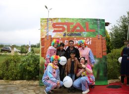 Piknik Organizasyonu piknik organizasyonu 15 İzmir Organizasyon Piknik organizasyonu, okulların, kurumların, kuruluşların ve firmaların çalışan ya da öğrenci motivasyonlarını artırmak ve adaptasyonlarını sağlamak amacıyla düzenledikleri pikniklerin, profesyonel bir organizasyon sürecine dönüştürülmesidir. Aynı zamanda, kurumların aileleriyle ortak bir etkinlik yaparak kaynaşmalarını sağlamak ve sosyal etkileşimi artırmak için de tercih edilmektedir. Özellikle bahar ve sonbahar aylarında düzenlenen piknik organizasyonları, doğanın sunduğu ferahlıkla birleşerek unutulmaz anlar yaratmaktadır. İzmir Şirket Piknik Organizasyonu