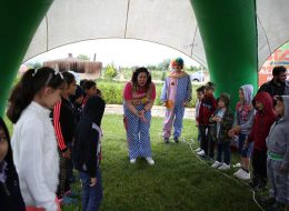 Piknik Organizasyonu piknik organizasyonu 18 İzmir Organizasyon Piknik organizasyonu, okulların, kurumların, kuruluşların ve firmaların çalışan ya da öğrenci motivasyonlarını artırmak ve adaptasyonlarını sağlamak amacıyla düzenledikleri pikniklerin, profesyonel bir organizasyon sürecine dönüştürülmesidir. Aynı zamanda, kurumların aileleriyle ortak bir etkinlik yaparak kaynaşmalarını sağlamak ve sosyal etkileşimi artırmak için de tercih edilmektedir. Özellikle bahar ve sonbahar aylarında düzenlenen piknik organizasyonları, doğanın sunduğu ferahlıkla birleşerek unutulmaz anlar yaratmaktadır. Aile Günü Organizasyonları