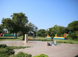 Piknik Organizasyonu piknik organizasyonu 2 İzmir Organizasyon Piknik organizasyonu, okulların, kurumların, kuruluşların ve firmaların çalışan ya da öğrenci motivasyonlarını artırmak ve adaptasyonlarını sağlamak amacıyla düzenledikleri pikniklerin, profesyonel bir organizasyon sürecine dönüştürülmesidir. Aynı zamanda, kurumların aileleriyle ortak bir etkinlik yaparak kaynaşmalarını sağlamak ve sosyal etkileşimi artırmak için de tercih edilmektedir. Özellikle bahar ve sonbahar aylarında düzenlenen piknik organizasyonları, doğanın sunduğu ferahlıkla birleşerek unutulmaz anlar yaratmaktadır. İzmir Piknik Organizasyon