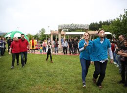 Piknik Organizasyonu piknik organizasyonu 21 İzmir Organizasyon Piknik organizasyonu, okulların, kurumların, kuruluşların ve firmaların çalışan ya da öğrenci motivasyonlarını artırmak ve adaptasyonlarını sağlamak amacıyla düzenledikleri pikniklerin, profesyonel bir organizasyon sürecine dönüştürülmesidir. Aynı zamanda, kurumların aileleriyle ortak bir etkinlik yaparak kaynaşmalarını sağlamak ve sosyal etkileşimi artırmak için de tercih edilmektedir. Özellikle bahar ve sonbahar aylarında düzenlenen piknik organizasyonları, doğanın sunduğu ferahlıkla birleşerek unutulmaz anlar yaratmaktadır. Yumurta Taşıma Yarışması İzmir