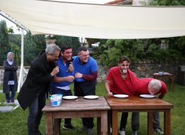 Piknik Organizasyonu piknik organizasyonu 23 İzmir Organizasyon Piknik organizasyonu, okulların, kurumların, kuruluşların ve firmaların çalışan ya da öğrenci motivasyonlarını artırmak ve adaptasyonlarını sağlamak amacıyla düzenledikleri pikniklerin, profesyonel bir organizasyon sürecine dönüştürülmesidir. Aynı zamanda, kurumların aileleriyle ortak bir etkinlik yaparak kaynaşmalarını sağlamak ve sosyal etkileşimi artırmak için de tercih edilmektedir. Özellikle bahar ve sonbahar aylarında düzenlenen piknik organizasyonları, doğanın sunduğu ferahlıkla birleşerek unutulmaz anlar yaratmaktadır. Animasyon Sunucusu Kiralama