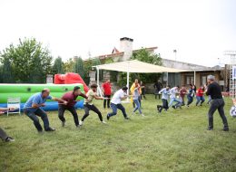 Piknik Organizasyonu piknik organizasyonu 26 İzmir Organizasyon Piknik organizasyonu, okulların, kurumların, kuruluşların ve firmaların çalışan ya da öğrenci motivasyonlarını artırmak ve adaptasyonlarını sağlamak amacıyla düzenledikleri pikniklerin, profesyonel bir organizasyon sürecine dönüştürülmesidir. Aynı zamanda, kurumların aileleriyle ortak bir etkinlik yaparak kaynaşmalarını sağlamak ve sosyal etkileşimi artırmak için de tercih edilmektedir. Özellikle bahar ve sonbahar aylarında düzenlenen piknik organizasyonları, doğanın sunduğu ferahlıkla birleşerek unutulmaz anlar yaratmaktadır. Halat Çekme Yarışmaları