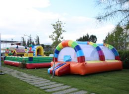 Piknik Organizasyonu piknik organizasyonu 29 İzmir Organizasyon Piknik organizasyonu, okulların, kurumların, kuruluşların ve firmaların çalışan ya da öğrenci motivasyonlarını artırmak ve adaptasyonlarını sağlamak amacıyla düzenledikleri pikniklerin, profesyonel bir organizasyon sürecine dönüştürülmesidir. Aynı zamanda, kurumların aileleriyle ortak bir etkinlik yaparak kaynaşmalarını sağlamak ve sosyal etkileşimi artırmak için de tercih edilmektedir. Özellikle bahar ve sonbahar aylarında düzenlenen piknik organizasyonları, doğanın sunduğu ferahlıkla birleşerek unutulmaz anlar yaratmaktadır. İzmir Şişme Oyun Parkuru Kiralama