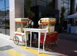 Piknik Organizasyonu piknik organizasyonu 32 İzmir Organizasyon Piknik organizasyonu, okulların, kurumların, kuruluşların ve firmaların çalışan ya da öğrenci motivasyonlarını artırmak ve adaptasyonlarını sağlamak amacıyla düzenledikleri pikniklerin, profesyonel bir organizasyon sürecine dönüştürülmesidir. Aynı zamanda, kurumların aileleriyle ortak bir etkinlik yaparak kaynaşmalarını sağlamak ve sosyal etkileşimi artırmak için de tercih edilmektedir. Özellikle bahar ve sonbahar aylarında düzenlenen piknik organizasyonları, doğanın sunduğu ferahlıkla birleşerek unutulmaz anlar yaratmaktadır. Patlamış Mısır Arabası Kiralama