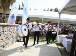 Piknik Organizasyonu piknik organizasyonu 8 İzmir Organizasyon Piknik organizasyonu, okulların, kurumların, kuruluşların ve firmaların çalışan ya da öğrenci motivasyonlarını artırmak ve adaptasyonlarını sağlamak amacıyla düzenledikleri pikniklerin, profesyonel bir organizasyon sürecine dönüştürülmesidir. Aynı zamanda, kurumların aileleriyle ortak bir etkinlik yaparak kaynaşmalarını sağlamak ve sosyal etkileşimi artırmak için de tercih edilmektedir. Özellikle bahar ve sonbahar aylarında düzenlenen piknik organizasyonları, doğanın sunduğu ferahlıkla birleşerek unutulmaz anlar yaratmaktadır. Bando Ekibi Kiralama İzmir