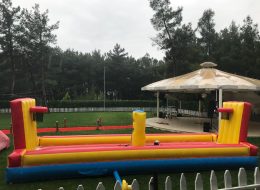 Poyraz Otomotiv Kurumsal Piknik Organizasyonu poyraz otomotiv kurumsal piknik organizasyonu 1 İzmir Organizasyon Poyraz otomotiv kurumsal piknik organizasyonu ile İzmir Organizasyon firmamız yıllardır unutulmayacak anlara imza atmaya devam ediyor. Uzun yıllardır İzmir Organizasyon firmamız ile şirket piknik organizasyonlarını gerçekleştirmeye devam eden Poyraz Otomotiv firması için yine aynı özen ve titizlik ile piknik organizasyonu gerçekleştirdik. Şirket piknik organizasyonu ya da kurumsal piknik organizasyonları ile firmalar yılın belirli dönemlerinde piknik organizasyonu ve aile günü etkinlikleri düzenleyerek çalışanlar arasındaki iletişimi güçlendirmeyi, motivasyonu artırmayı ve eğlenceli vakit geçirmeyi hedefler. İzmir Organizasyon firmamızda yıllardır organizasyon ve piknik organizasyonu alanında profesyonel hizmet vermektedir. Poyraz Otomotiv firma yetkilisi de önceki çalışmalarımızdan yola çıkarak ve bahar aylarının güzelliğini fırsat bilerek Mayıs ayı içerisinde piknik organizasyonu gerçekleştirmek istediğini iletti organizasyon sorumlumuza. Geçtiğimiz yıllarda yaptığımız piknik organizasyonlarını baz alarak ve bunlara eklemeler, çıkarmalar yaparak detayları belirledik. Poyraz Otomotiv kurumsal piknik organizasyonu na katılacak davetli sayısı netleştirildikten sonra ise tüm hizmetlerimizi oluşturmaya başladık. Hem çocukların hemde yetişkinlerin keyif alacağı şişme oyun parkurları, animasyon ekibi gibi pek çok detayı Poyraz Otomotiv yetkilisi ile görüşme yaparak belirledik. Sonrasında ise heyecan ile Poyraz Otomotiv kurumsal piknik organizasyonu gününü beklemeye başladık. Çekme Basket Şişme Oyuncak Kiralama İzmir