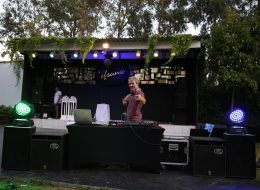 Profesyonel DJ Temini profesyonel dj temini 1 İzmir Organizasyon Dj, açılımı disc jokeydir. Djlerin yaptığı iş; discler sayesinde müzik yapmak veya başka müzikleri karıştırarak farklı bir müzik yapmaktır. Bazen de bilinen bir müziği mix yaparlar. Yalnız dikkat edin remix değil. Şarkıyı değiştirmezler bunun yerine birkaç şarkıyı mixlerler yani karıştırırlar. Djlerin görev tanımı bunlarla sınırlı değil tabii ki. Müziksiz bir eğlence düşünülemez. Müziği en iyi şekilde kontrol eden, ortamın nabzını tutan kişilerdir djler. Kalabalığı çok iyi analiz ederler ve onların nasıl müziklerden hoşlanacaklarını tespit ederler. Gerçekten profesyonel ve işini bilen bir dj müzik sektörünü çok iyi takip eder. En hit ve yeni çıkan şarkılar ile kalabalığı coşturur. İzmir Organizasyon olarak adımıza yaraşır bir şekilde hizmet vermeye çalışıyoruz. Uzun yıllardır bu işin içerisindeyiz. Deneyimli ekibimizle birlikte her türlü hizmette farkımızı ortaya koyuyoruz. Açılış organizasyonlarınız, doğum günü partileriniz, davetleriniz ve her türlü organizasyonlarınız için profesyonel dj temini ve dj kiralama hizmeti veriyoruz. Bütün bu saydığımız özellikleri taşıyan işinin en iyi djler ile çalışıyoruz. Memnuniyet garantisi veriyoruz. Sizin için temin ettiğimiz djler çok ses getirecek. İzmir Profesyonel Dj Kiralama