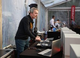 Profesyonel DJ Temini profesyonel dj temini 2 İzmir Organizasyon Dj, açılımı disc jokeydir. Djlerin yaptığı iş; discler sayesinde müzik yapmak veya başka müzikleri karıştırarak farklı bir müzik yapmaktır. Bazen de bilinen bir müziği mix yaparlar. Yalnız dikkat edin remix değil. Şarkıyı değiştirmezler bunun yerine birkaç şarkıyı mixlerler yani karıştırırlar. Djlerin görev tanımı bunlarla sınırlı değil tabii ki. Müziksiz bir eğlence düşünülemez. Müziği en iyi şekilde kontrol eden, ortamın nabzını tutan kişilerdir djler. Kalabalığı çok iyi analiz ederler ve onların nasıl müziklerden hoşlanacaklarını tespit ederler. Gerçekten profesyonel ve işini bilen bir dj müzik sektörünü çok iyi takip eder. En hit ve yeni çıkan şarkılar ile kalabalığı coşturur. İzmir Organizasyon olarak adımıza yaraşır bir şekilde hizmet vermeye çalışıyoruz. Uzun yıllardır bu işin içerisindeyiz. Deneyimli ekibimizle birlikte her türlü hizmette farkımızı ortaya koyuyoruz. Açılış organizasyonlarınız, doğum günü partileriniz, davetleriniz ve her türlü organizasyonlarınız için profesyonel dj temini ve dj kiralama hizmeti veriyoruz. Bütün bu saydığımız özellikleri taşıyan işinin en iyi djler ile çalışıyoruz. Memnuniyet garantisi veriyoruz. Sizin için temin ettiğimiz djler çok ses getirecek. İzmir Dj Kiralama