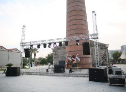 Profesyonel Ses Sistemi Kiralama profesyonel ses sistemi kiralama 10 İzmir Organizasyon Profesyonel ses sistemi kiralama hizmetini, büyük çaplı organizasyonlarınız için nakliye ve kurulum hizmetleri ile birlikte veriyoruz. Konser etkinlikleri, şenlik organizasyonları, festival organizasyonları, kokteyl organizasyonları, toplantı etkinlikleri, mezuniyet organizasyonu ve düğün organizasyonu gibi etkinliklerinizde ihtiyaç duyabileceğiniz profesyonel ses sistemi kiralama hizmetini, yalnızca İzmir’e değil, İzmir ve yakın çevresine, Ege Bölgesi’ne ve tüm Türkiye’ye vermekteyiz. Profesyonel bir ses ekibi, teknik ekip ve deneyimli organizasyon yöneticilerimizle, son teknoloji ve kaliteli ses sistemi ekipmanlarımızla hizmet veriyoruz. Organizasyon mekanınızda öncelikli olarak keşfe çıkan ekibimiz, ses sistemi ihtiyaçlarınızı belirliyor ve size uygun ses sistemi seçeneklerini sizlere sunuyorlar. Organizasyon mekanının büyüklüğü, mekanın iç ya da dış mekan olması, sesin akustiği gibi kriterleri göz önüne alarak, ses sistemi kurulum hizmetini gerçekleştiriyorlar. İzmir Organizasyon firması olarak organizasyon alanında 15 yılı aşkın süredir hizmet veriyor ve kusursuz bir günün kapılarını aralıyoruz. Profesyonel ses sistemi kiralama hizmeti ile ilgili ayrıntılı bilgi almak için İzmir Organizasyon müşteri temsilcimize ulaşabilirsiniz. Işık Şelalesi ve Profesyonel Ses Sistemi Kiralama İzmir