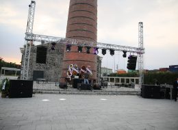 Profesyonel Ses Sistemi Kiralama profesyonel ses sistemi kiralama 11 İzmir Organizasyon Profesyonel ses sistemi kiralama hizmetini, büyük çaplı organizasyonlarınız için nakliye ve kurulum hizmetleri ile birlikte veriyoruz. Konser etkinlikleri, şenlik organizasyonları, festival organizasyonları, kokteyl organizasyonları, toplantı etkinlikleri, mezuniyet organizasyonu ve düğün organizasyonu gibi etkinliklerinizde ihtiyaç duyabileceğiniz profesyonel ses sistemi kiralama hizmetini, yalnızca İzmir’e değil, İzmir ve yakın çevresine, Ege Bölgesi’ne ve tüm Türkiye’ye vermekteyiz. Profesyonel bir ses ekibi, teknik ekip ve deneyimli organizasyon yöneticilerimizle, son teknoloji ve kaliteli ses sistemi ekipmanlarımızla hizmet veriyoruz. Organizasyon mekanınızda öncelikli olarak keşfe çıkan ekibimiz, ses sistemi ihtiyaçlarınızı belirliyor ve size uygun ses sistemi seçeneklerini sizlere sunuyorlar. Organizasyon mekanının büyüklüğü, mekanın iç ya da dış mekan olması, sesin akustiği gibi kriterleri göz önüne alarak, ses sistemi kurulum hizmetini gerçekleştiriyorlar. İzmir Organizasyon firması olarak organizasyon alanında 15 yılı aşkın süredir hizmet veriyor ve kusursuz bir günün kapılarını aralıyoruz. Profesyonel ses sistemi kiralama hizmeti ile ilgili ayrıntılı bilgi almak için İzmir Organizasyon müşteri temsilcimize ulaşabilirsiniz. Profesyonel Ses ve Işık Sistemi Kiralama İzmir