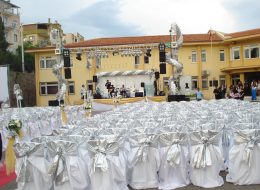 Profesyonel Ses Sistemi Kiralama profesyonel ses sistemi kiralama 2 İzmir Organizasyon Profesyonel ses sistemi kiralama hizmetini, büyük çaplı organizasyonlarınız için nakliye ve kurulum hizmetleri ile birlikte veriyoruz. Konser etkinlikleri, şenlik organizasyonları, festival organizasyonları, kokteyl organizasyonları, toplantı etkinlikleri, mezuniyet organizasyonu ve düğün organizasyonu gibi etkinliklerinizde ihtiyaç duyabileceğiniz profesyonel ses sistemi kiralama hizmetini, yalnızca İzmir’e değil, İzmir ve yakın çevresine, Ege Bölgesi’ne ve tüm Türkiye’ye vermekteyiz. Profesyonel bir ses ekibi, teknik ekip ve deneyimli organizasyon yöneticilerimizle, son teknoloji ve kaliteli ses sistemi ekipmanlarımızla hizmet veriyoruz. Organizasyon mekanınızda öncelikli olarak keşfe çıkan ekibimiz, ses sistemi ihtiyaçlarınızı belirliyor ve size uygun ses sistemi seçeneklerini sizlere sunuyorlar. Organizasyon mekanının büyüklüğü, mekanın iç ya da dış mekan olması, sesin akustiği gibi kriterleri göz önüne alarak, ses sistemi kurulum hizmetini gerçekleştiriyorlar. İzmir Organizasyon firması olarak organizasyon alanında 15 yılı aşkın süredir hizmet veriyor ve kusursuz bir günün kapılarını aralıyoruz. Profesyonel ses sistemi kiralama hizmeti ile ilgili ayrıntılı bilgi almak için İzmir Organizasyon müşteri temsilcimize ulaşabilirsiniz. İzmir Profesyonel Ses Sistemi Kiralama