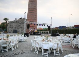 Profesyonel Ses Sistemi Kiralama profesyonel ses sistemi kiralama 3 İzmir Organizasyon Profesyonel ses sistemi kiralama hizmetini, büyük çaplı organizasyonlarınız için nakliye ve kurulum hizmetleri ile birlikte veriyoruz. Konser etkinlikleri, şenlik organizasyonları, festival organizasyonları, kokteyl organizasyonları, toplantı etkinlikleri, mezuniyet organizasyonu ve düğün organizasyonu gibi etkinliklerinizde ihtiyaç duyabileceğiniz profesyonel ses sistemi kiralama hizmetini, yalnızca İzmir’e değil, İzmir ve yakın çevresine, Ege Bölgesi’ne ve tüm Türkiye’ye vermekteyiz. Profesyonel bir ses ekibi, teknik ekip ve deneyimli organizasyon yöneticilerimizle, son teknoloji ve kaliteli ses sistemi ekipmanlarımızla hizmet veriyoruz. Organizasyon mekanınızda öncelikli olarak keşfe çıkan ekibimiz, ses sistemi ihtiyaçlarınızı belirliyor ve size uygun ses sistemi seçeneklerini sizlere sunuyorlar. Organizasyon mekanının büyüklüğü, mekanın iç ya da dış mekan olması, sesin akustiği gibi kriterleri göz önüne alarak, ses sistemi kurulum hizmetini gerçekleştiriyorlar. İzmir Organizasyon firması olarak organizasyon alanında 15 yılı aşkın süredir hizmet veriyor ve kusursuz bir günün kapılarını aralıyoruz. Profesyonel ses sistemi kiralama hizmeti ile ilgili ayrıntılı bilgi almak için İzmir Organizasyon müşteri temsilcimize ulaşabilirsiniz. Düğün Organizasyonu Ses Sistemi Kiralama İzmir