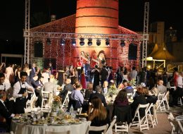 Profesyonel Ses Sistemi Kiralama profesyonel ses sistemi kiralama 4 İzmir Organizasyon Profesyonel ses sistemi kiralama hizmetini, büyük çaplı organizasyonlarınız için nakliye ve kurulum hizmetleri ile birlikte veriyoruz. Konser etkinlikleri, şenlik organizasyonları, festival organizasyonları, kokteyl organizasyonları, toplantı etkinlikleri, mezuniyet organizasyonu ve düğün organizasyonu gibi etkinliklerinizde ihtiyaç duyabileceğiniz profesyonel ses sistemi kiralama hizmetini, yalnızca İzmir’e değil, İzmir ve yakın çevresine, Ege Bölgesi’ne ve tüm Türkiye’ye vermekteyiz. Profesyonel bir ses ekibi, teknik ekip ve deneyimli organizasyon yöneticilerimizle, son teknoloji ve kaliteli ses sistemi ekipmanlarımızla hizmet veriyoruz. Organizasyon mekanınızda öncelikli olarak keşfe çıkan ekibimiz, ses sistemi ihtiyaçlarınızı belirliyor ve size uygun ses sistemi seçeneklerini sizlere sunuyorlar. Organizasyon mekanının büyüklüğü, mekanın iç ya da dış mekan olması, sesin akustiği gibi kriterleri göz önüne alarak, ses sistemi kurulum hizmetini gerçekleştiriyorlar. İzmir Organizasyon firması olarak organizasyon alanında 15 yılı aşkın süredir hizmet veriyor ve kusursuz bir günün kapılarını aralıyoruz. Profesyonel ses sistemi kiralama hizmeti ile ilgili ayrıntılı bilgi almak için İzmir Organizasyon müşteri temsilcimize ulaşabilirsiniz. Profesyonel Ses Sistemi Kiralama İzmir