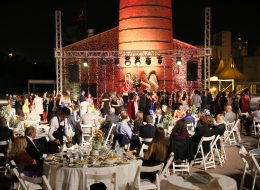 Profesyonel Ses Sistemi Kiralama profesyonel ses sistemi kiralama 5 İzmir Organizasyon Profesyonel ses sistemi kiralama hizmetini, büyük çaplı organizasyonlarınız için nakliye ve kurulum hizmetleri ile birlikte veriyoruz. Konser etkinlikleri, şenlik organizasyonları, festival organizasyonları, kokteyl organizasyonları, toplantı etkinlikleri, mezuniyet organizasyonu ve düğün organizasyonu gibi etkinliklerinizde ihtiyaç duyabileceğiniz profesyonel ses sistemi kiralama hizmetini, yalnızca İzmir’e değil, İzmir ve yakın çevresine, Ege Bölgesi’ne ve tüm Türkiye’ye vermekteyiz. Profesyonel bir ses ekibi, teknik ekip ve deneyimli organizasyon yöneticilerimizle, son teknoloji ve kaliteli ses sistemi ekipmanlarımızla hizmet veriyoruz. Organizasyon mekanınızda öncelikli olarak keşfe çıkan ekibimiz, ses sistemi ihtiyaçlarınızı belirliyor ve size uygun ses sistemi seçeneklerini sizlere sunuyorlar. Organizasyon mekanının büyüklüğü, mekanın iç ya da dış mekan olması, sesin akustiği gibi kriterleri göz önüne alarak, ses sistemi kurulum hizmetini gerçekleştiriyorlar. İzmir Organizasyon firması olarak organizasyon alanında 15 yılı aşkın süredir hizmet veriyor ve kusursuz bir günün kapılarını aralıyoruz. Profesyonel ses sistemi kiralama hizmeti ile ilgili ayrıntılı bilgi almak için İzmir Organizasyon müşteri temsilcimize ulaşabilirsiniz. Işık ve Profesyonel Ses Sistemi Kiralama İzmir