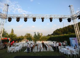 Profesyonel Ses Sistemi Kiralama profesyonel ses sistemi kiralama 7 İzmir Organizasyon Profesyonel ses sistemi kiralama hizmetini, büyük çaplı organizasyonlarınız için nakliye ve kurulum hizmetleri ile birlikte veriyoruz. Konser etkinlikleri, şenlik organizasyonları, festival organizasyonları, kokteyl organizasyonları, toplantı etkinlikleri, mezuniyet organizasyonu ve düğün organizasyonu gibi etkinliklerinizde ihtiyaç duyabileceğiniz profesyonel ses sistemi kiralama hizmetini, yalnızca İzmir’e değil, İzmir ve yakın çevresine, Ege Bölgesi’ne ve tüm Türkiye’ye vermekteyiz. Profesyonel bir ses ekibi, teknik ekip ve deneyimli organizasyon yöneticilerimizle, son teknoloji ve kaliteli ses sistemi ekipmanlarımızla hizmet veriyoruz. Organizasyon mekanınızda öncelikli olarak keşfe çıkan ekibimiz, ses sistemi ihtiyaçlarınızı belirliyor ve size uygun ses sistemi seçeneklerini sizlere sunuyorlar. Organizasyon mekanının büyüklüğü, mekanın iç ya da dış mekan olması, sesin akustiği gibi kriterleri göz önüne alarak, ses sistemi kurulum hizmetini gerçekleştiriyorlar. İzmir Organizasyon firması olarak organizasyon alanında 15 yılı aşkın süredir hizmet veriyor ve kusursuz bir günün kapılarını aralıyoruz. Profesyonel ses sistemi kiralama hizmeti ile ilgili ayrıntılı bilgi almak için İzmir Organizasyon müşteri temsilcimize ulaşabilirsiniz. Ekipman Kiralama ve Ses Sistemi Temini İzmir