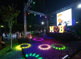 Profesyonel Ses Sistemi Kiralama profesyonel ses sistemi kiralama 9 İzmir Organizasyon Profesyonel ses sistemi kiralama hizmetini, büyük çaplı organizasyonlarınız için nakliye ve kurulum hizmetleri ile birlikte veriyoruz. Konser etkinlikleri, şenlik organizasyonları, festival organizasyonları, kokteyl organizasyonları, toplantı etkinlikleri, mezuniyet organizasyonu ve düğün organizasyonu gibi etkinliklerinizde ihtiyaç duyabileceğiniz profesyonel ses sistemi kiralama hizmetini, yalnızca İzmir’e değil, İzmir ve yakın çevresine, Ege Bölgesi’ne ve tüm Türkiye’ye vermekteyiz. Profesyonel bir ses ekibi, teknik ekip ve deneyimli organizasyon yöneticilerimizle, son teknoloji ve kaliteli ses sistemi ekipmanlarımızla hizmet veriyoruz. Organizasyon mekanınızda öncelikli olarak keşfe çıkan ekibimiz, ses sistemi ihtiyaçlarınızı belirliyor ve size uygun ses sistemi seçeneklerini sizlere sunuyorlar. Organizasyon mekanının büyüklüğü, mekanın iç ya da dış mekan olması, sesin akustiği gibi kriterleri göz önüne alarak, ses sistemi kurulum hizmetini gerçekleştiriyorlar. İzmir Organizasyon firması olarak organizasyon alanında 15 yılı aşkın süredir hizmet veriyor ve kusursuz bir günün kapılarını aralıyoruz. Profesyonel ses sistemi kiralama hizmeti ile ilgili ayrıntılı bilgi almak için İzmir Organizasyon müşteri temsilcimize ulaşabilirsiniz. Sahne Ses ve Işık Sistemi Kiralama İzmir