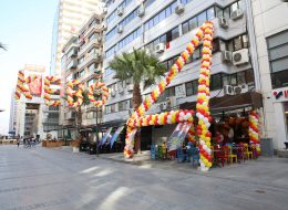 Mağazaların Promosyon Dönemlerinde Balon Süsleme promosyon donemi balon susleme 1 İzmir Organizasyon Mağazaların promosyon dönemlerinde balon süsleme ve diğer hizmetlerle İzmir Organizasyon firması olarak ilgi çekici aktivitelere yer veriyoruz. Büyük çaplı veya küçük çaplı fark etmeksizin, mağazaların çeşitli özel günler ve promosyon günlerinde halkın dikkatini çekmek için yaptığı birçok aktivite mevcut. Gerçekleştirdiğimiz birçok organizasyon ve verdiğimiz onca hizmet arasında balon süsleme de çok talep edilen hizmetlerimiz arasında. İzmir Organizasyon’un bünyesinde barındırdığı başarılı ve bir o kadar da yetenekli ekibi, profesyonel olarak organizasyonları planlıyor; yetenekli eller ve yaratıcı zekaları ile talep edilen hizmetleri başarı ile gerçekleştiriyor. Sürekli araştırma, geliştirme içerisinde olup yepyeni hizmetler ve hazır organizasyon paketleri oluşturarak yüzde yüz müşteri memnuniyetini hedefliyor. Balon süsleme hizmeti; organizasyonlarda mekanı güzelleştirmenin yanında canlı renkleri ve muntazam dizilişleri ile göz kamaştırıyor ve asıl hedefimiz olan mekana ilgi çekmeyi başarıyor. Sadece açılış organizasyonları ve çeşitli etkinliklerde değil, özel günler ve mağazaların promosyon günleri ayrıca mağaza açılış yıl dönümlerinde mekanı renklendiriyorlar. Özel Şekilli Balon Süsleme İzmir