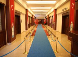 Protokol Katılımlı Açılış Organizasyonu protokol katilimli acilis organizasyonu 5 İzmir Organizasyon Protokol katılım açılış organizasyonu için İzmir Organizasyon firmamızdan birçok hizmeti talep edebilirsiniz. Açılış organizasyonu gerçekleştirmenin bir sürü yolu var. Organizasyon planlama ve organizasyon yönetimini daha kolay yapabilmeniz adına, açılış organizasyonlarını sizler için çeşitlendirdik. Firmanızın ya da işletmenizin açılışını, üst düzey devlet yetkilileri yapacaksa biz bunu protokol katılımlı açılış organizasyonu olarak sınıflandırıyor ve tanımlıyoruz. Protokol katılımlı açılış organizasyonları için hizmetlerimiz her zaman olduğu gibi profesyonel bir şekilde hazırlanmaktadır. Led ekran, ses sistemi, sahne sistemi, çiçek süsleme, balon ve bayrak süsleme, masa ve sandalye kiralama gibi pek çok hizmeti İzmir Organizasyon firmamızdan talep edebilirsiniz. Protokol katılımlı açılış organizasyonları ile ilgili detaylı bilgi almak için yazının devamını okuyabilir ve ayrıca İzmir Organizasyon müşteri temsilcimize ulaşabilirsiniz. Güvenlik Bariyeri Kiralama