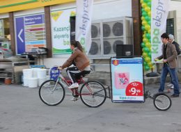 Reklam Bisikletleri reklam bisikletleri 1 İzmir Organizasyon Reklam bisikletleri, markanın / firmanın logosunun, sloganının yürüyen reklamlarda kullanılan billboardlara basılarak, bisikletlerin arkasına monte edilmesiyle yapılan reklam türüdür. Markanın en etkileyici sloganları, yüksek çözünürlükte tasarlanarak billboardlara basılır. Belirlenen bölge ve sokaklarda ( genellikle şehrin en işlek cadde ve sokaklarında ), en geniş kitleye hitap edilmeye çalışılır. Reklam bisikleti de bir çeşit yürüyen reklamdır. Etki alanı geniş ve akılda kalıcılığı oldukça fazladır. Özellikle Avrupa ülkelerinde çok sık kullanılan reklam bisikletlerinin en büyük avantajları çevre ve gürültü kirliliğine engel olması, düşük maliyetli olmalarıdır. 'İzmir Organizasyon' olarak 15 yılı aşkın geçmişimiz ve sektör tecrübemizle, sayısız büyük reklam projelerine imza attık. Her bir müşteri / firma bizim için değerli, marka reklamları emanetimizdir. Müşteri memnuniyeti ve hizmet kalitesi olmazsa olmazımız, alanında uzman ve eğitimli ekiple çalışmak en büyük avantajımızdır. Marka tanıtımlarınız, kampanya, etkinlik ve açılış duyurularınız için geniş kitlelere düşük maliyetle ulaşabilmek için 'İzmir Organizasyon' olarak reklam bisikletleri hizmetini sunmaktayız. Reklam Bisikleti Kiralama