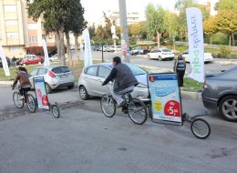 Reklam Bisikletleri reklam bisikletleri 2 İzmir Organizasyon Reklam bisikletleri, markanın / firmanın logosunun, sloganının yürüyen reklamlarda kullanılan billboardlara basılarak, bisikletlerin arkasına monte edilmesiyle yapılan reklam türüdür. Markanın en etkileyici sloganları, yüksek çözünürlükte tasarlanarak billboardlara basılır. Belirlenen bölge ve sokaklarda ( genellikle şehrin en işlek cadde ve sokaklarında ), en geniş kitleye hitap edilmeye çalışılır. Reklam bisikleti de bir çeşit yürüyen reklamdır. Etki alanı geniş ve akılda kalıcılığı oldukça fazladır. Özellikle Avrupa ülkelerinde çok sık kullanılan reklam bisikletlerinin en büyük avantajları çevre ve gürültü kirliliğine engel olması, düşük maliyetli olmalarıdır. 'İzmir Organizasyon' olarak 15 yılı aşkın geçmişimiz ve sektör tecrübemizle, sayısız büyük reklam projelerine imza attık. Her bir müşteri / firma bizim için değerli, marka reklamları emanetimizdir. Müşteri memnuniyeti ve hizmet kalitesi olmazsa olmazımız, alanında uzman ve eğitimli ekiple çalışmak en büyük avantajımızdır. Marka tanıtımlarınız, kampanya, etkinlik ve açılış duyurularınız için geniş kitlelere düşük maliyetle ulaşabilmek için 'İzmir Organizasyon' olarak reklam bisikletleri hizmetini sunmaktayız. Reklam Bisikleti